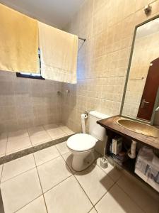 Et badeværelse på Casa Dois Amores - Espaço, Lazer e Natureza + 32 billeder