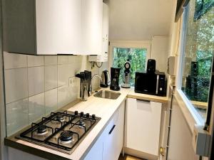 uma pequena cozinha com fogão e pia em Relaxing Ardennes Getaway in Durbuy em Septon