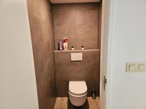 uma pequena casa de banho com WC num quarto em Lovely Private Chalet near Durbuy em Septon