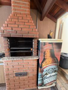 een bakstenen oven met een pizza erin bij Casa Magnífica in Olímpia