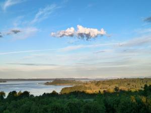 una vista del río Allegray desde un acantilado en Refugio Maẅen, en Puqueldón 13 fotos más