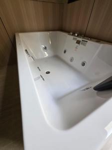 Et badeværelse på إقامة فاخرة للأزواج - Self entry