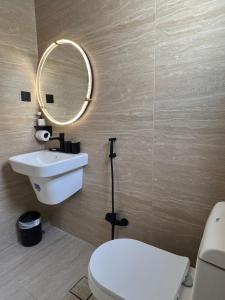 Et badeværelse på إقامة فاخرة للأزواج - Self entry