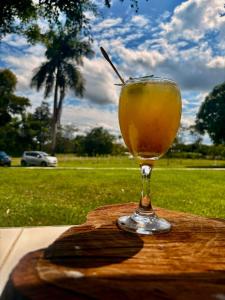 a drink in a glass sitting on a wooden table at Hotel Campestre Cinco Estrellas in Villavicencio