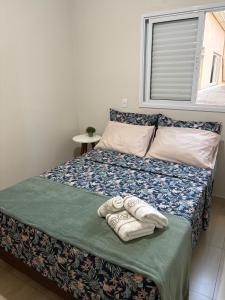 Un pat sau paturi într-o cameră la Apto centro 6 hóspedes com garagem