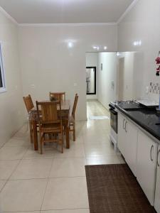 O bucătărie sau chicinetă la Apto centro 6 hóspedes com garagem