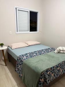 Un pat sau paturi într-o cameră la Apto centro 6 hóspedes com garagem +12 fotografii