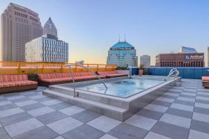 Bazén v ubytování Skyline Sanctuary nebo v jeho okolí