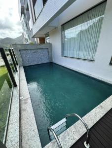 Πισίνα στο ή κοντά στο Apartamento Garden na Praia de Palmas