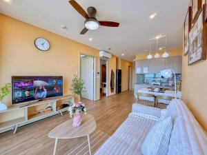 TV a/nebo společenská místnost v ubytování The Song Your Home Apartment - Căn Hộ Du Lịch 5 Sao Cạnh Biển
