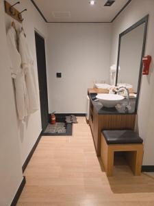 une salle de bains avec un lavabo et un miroir dans l'établissement Nampo Foxy Hotel, à Busan