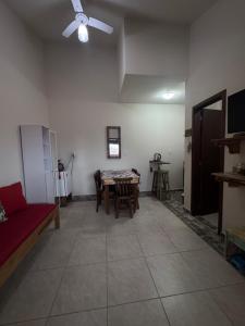 Comfort and Charm في لاغونا: غرفة معيشة مع طاولة ومروحة سقف