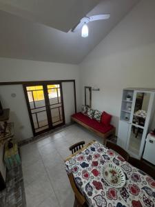 Comfort and Charm في لاغونا: غرفة معيشة مع طاولة وأريكة حمراء