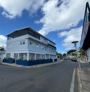 クレブラにあるDown Town Hotelの通路側の青い建物