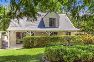 Κήπος έξω από το Cottage on Boambee