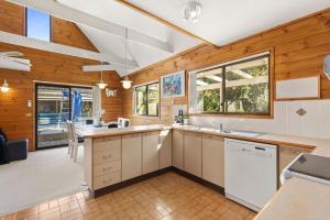 Η κουζίνα ή μικρή κουζίνα στο Cottage on Boambee