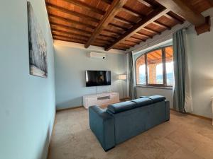 Телевизор и/или развлекательный центр в Inviting apartment in Poppi with patio