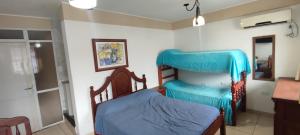 Giường trong phòng chung tại Delta House