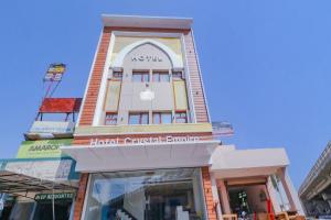 ein Gebäude mit einer Uhr an der Vorderseite in der Unterkunft Hotel O by OYO Crystal Empire in Zirakpur