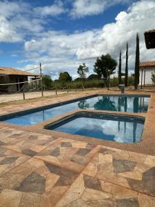 Bazén v ubytování Sítio Mateus Leme nebo v jeho okolí