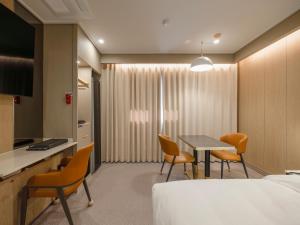 Un televizor și/sau centru de divertisment la URBAN BROWN HOTEL Cheongju