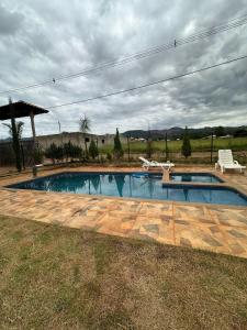 Bazén v ubytování Sítio Mateus Leme nebo v jeho okolí