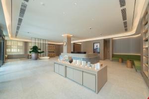 eine Lobby eines Hotels mit Wartebereich in der Unterkunft JI Hotel Shanghai Jinshan Industrial Zone in Jinshan
