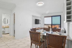Studio no Porto das Dunas vista mar e Beach Park! في Mangabeira: غرفة طعام مع طاولة وبعض الكراسي