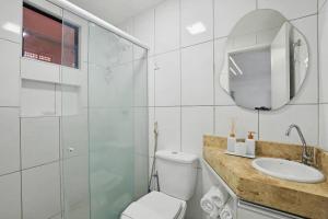 Studio no Porto das Dunas vista mar e Beach Park! في Mangabeira: حمام مزود بمرحاض ومغسلة ومرآة