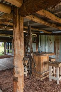 Bridge Moore Lodge في Bucca: غرفة خشبية بها طاولة خشبية وشجرة