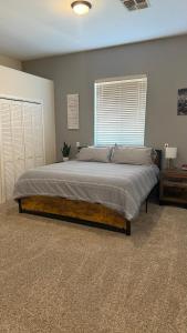 een groot bed in een slaapkamer met een raam bij Sunrise Ridge in Phoenix