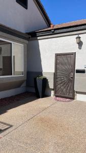een bruine deur aan de zijkant van een huis bij Sunrise Ridge in Phoenix