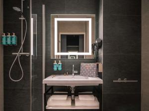 Koupelna v ubytování Novotel Paris Val de Fontenay + 99 fotografií