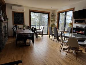 Posezení v ubytování Gîte du Haut des Arbres + 25 fotografií