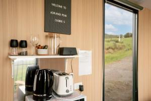 Facilități de preparat ceai și cafea la Aorangi Peak Cabins 5 by Tiny Away