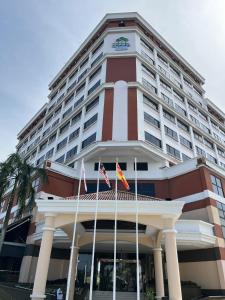 Bangunan di mana terletaknya hotel +16 gambar