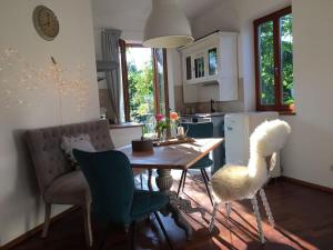 Mathilde Comfortable holiday residence في بوكِنغ: مطبخ مع طاولة وكراسي في مطبخ