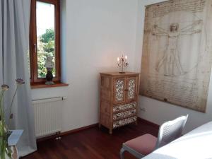 Mathilde Comfortable holiday residence في بوكِنغ: غرفة نوم مع خزانة خشبية ونافذة