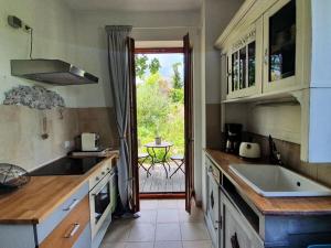 Mathilde Comfortable holiday residence في بوكِنغ: مطبخ مع حوض وباب الى فناء