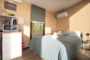 Ένα ή περισσότερα κρεβάτια σε δωμάτιο στο Aorangi Peak Cabins 4 by Tiny Away