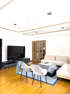 KijimaBase - Base 1 في Kijimadaira: غرفة معيشة مع أريكة وتلفزيون