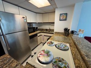 una cucina con un frigorifero e piatti su un bancone di Ocean View Apartment inside ESJ Hotel a San Juan