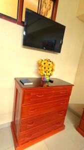 een dressoir met een televisie erop bij Hospedaje plaza inn in Nauta