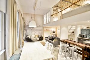 布達佩斯的住宿－設計師- A10公寓，客厅配有桌椅