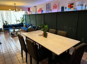 een eetkamer met een tafel en een bank bij Habitación en Depto chic compartido in Villahermosa +1 foto
