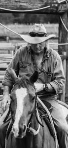 Bridge Moore Lodge في Bucca: رجل يرتدي قبعة رعاة البقر يمتطي حصاناً