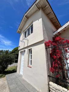 Το κτήριο όπου στεγάζεται  το διαμέρισμα