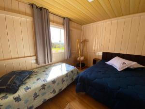 una camera da letto con un letto e una finestra di Chácara Leopoldo Bairro a Lages