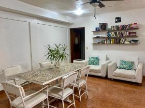 Posezení v ubytování Hotel Perico Azul & Surf Camp