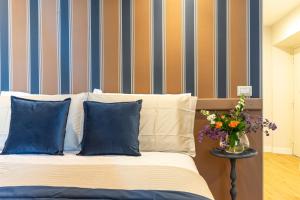 a bedroom with a bed with blue and orange stripes at MALACUCINA Casa Vacanze in Anagni